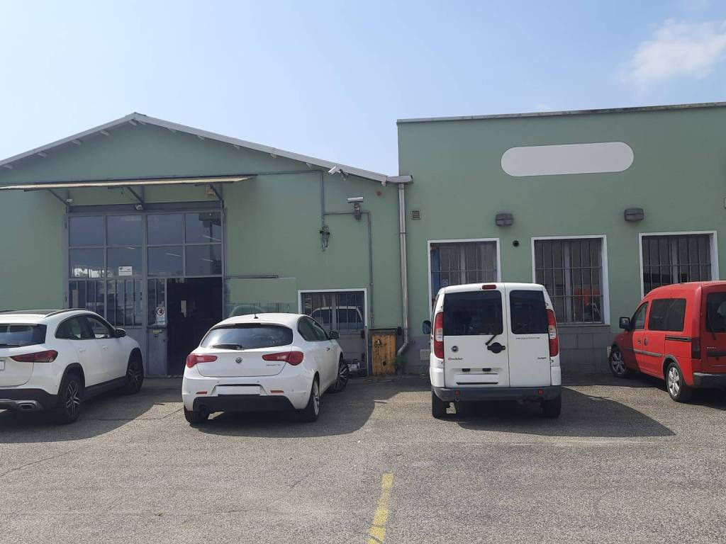 locale commerciale in vendita a Cameri in zona Nivellina