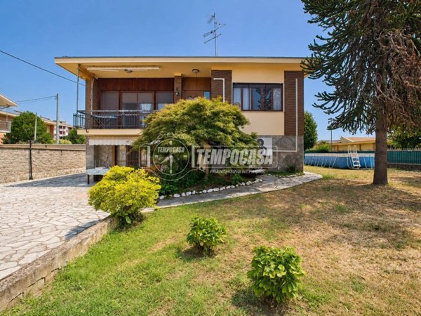 casa indipendente in vendita a Cameri in zona Nivellina