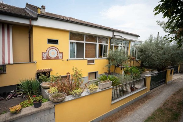 casa indipendente in vendita a Cameri in zona Nivellina