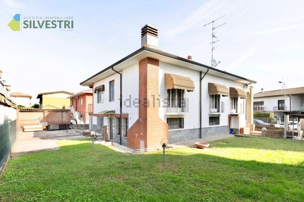 casa indipendente in vendita a Cameri in zona Nivellina