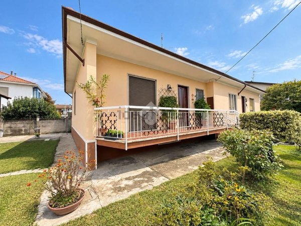 appartamento in vendita a Cameri in zona Nivellina