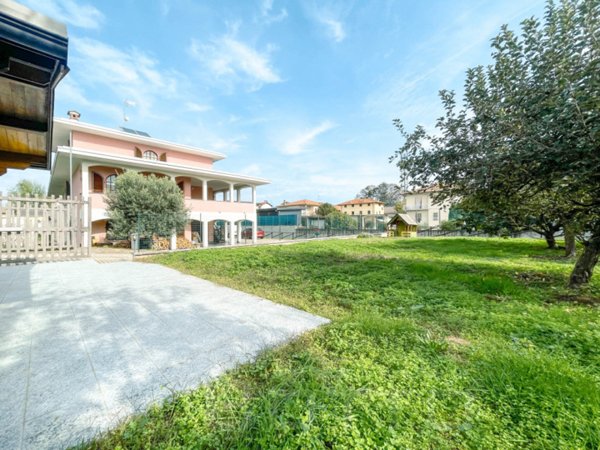 casa indipendente in vendita a Carpignano Sesia