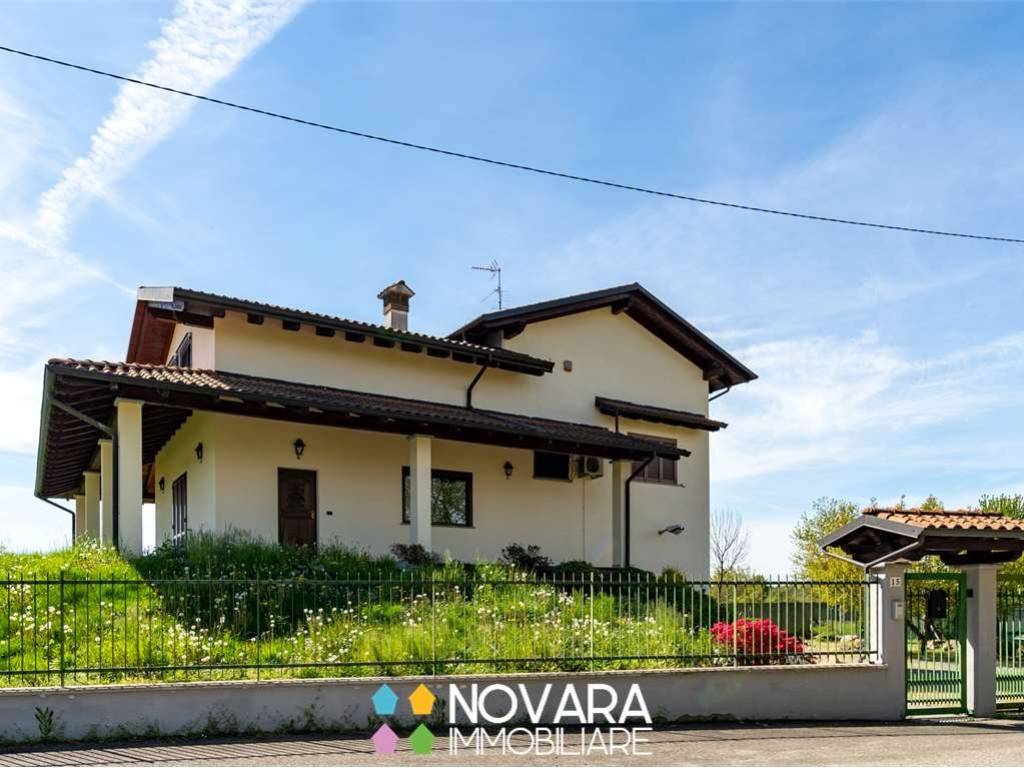 casa indipendente in vendita a Carpignano Sesia