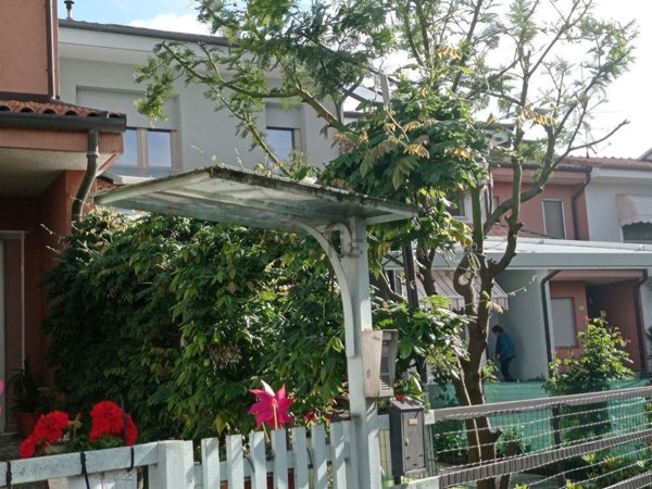 casa indipendente in vendita a Carpignano Sesia