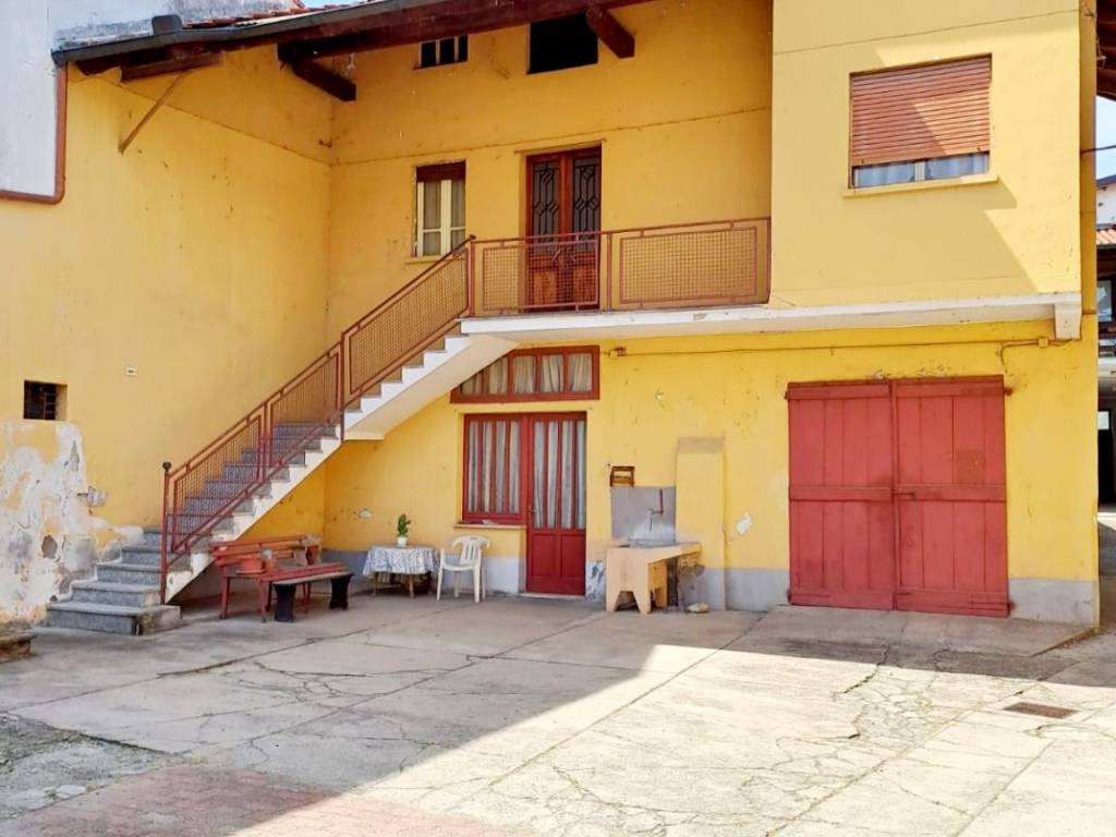 casa indipendente in vendita a Carpignano Sesia
