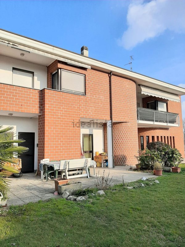 casa indipendente in vendita a Carpignano Sesia