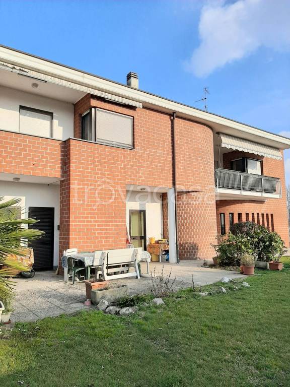 casa indipendente in vendita a Carpignano Sesia