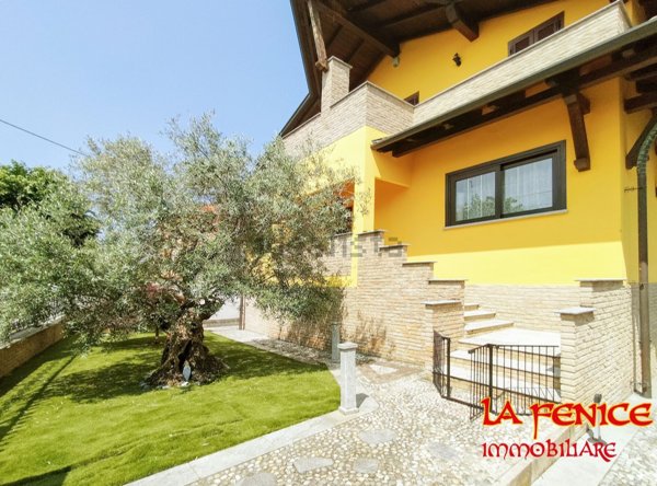 casa indipendente in vendita a Carpignano Sesia