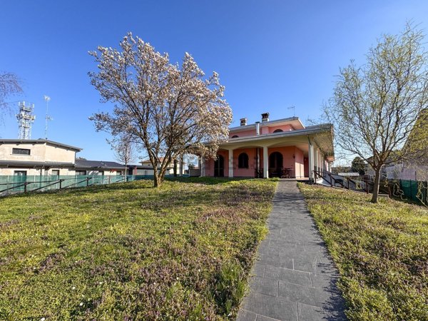 casa indipendente in vendita a Carpignano Sesia