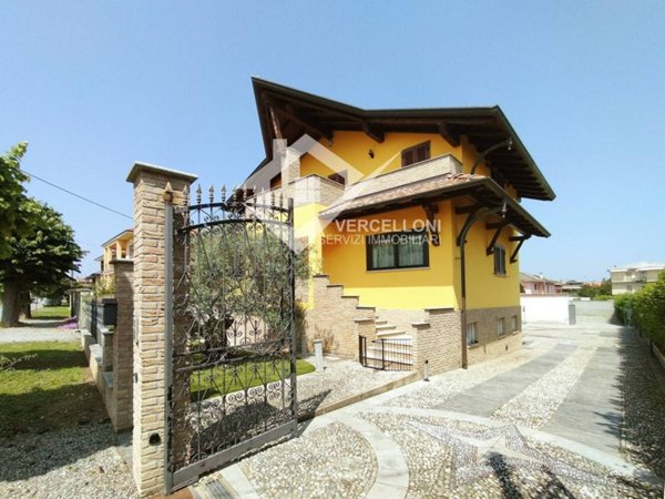 casa indipendente in vendita a Carpignano Sesia