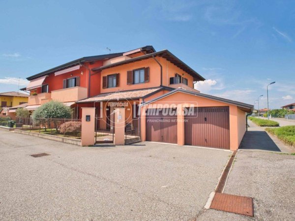 casa indipendente in vendita a Carpignano Sesia