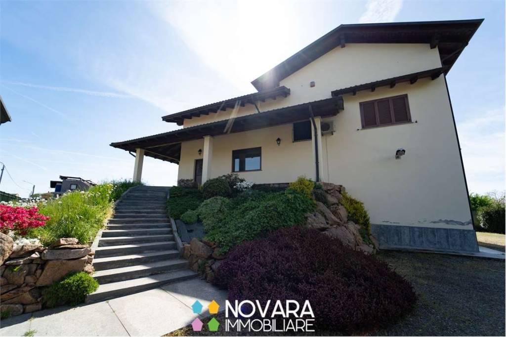 casa indipendente in vendita a Carpignano Sesia