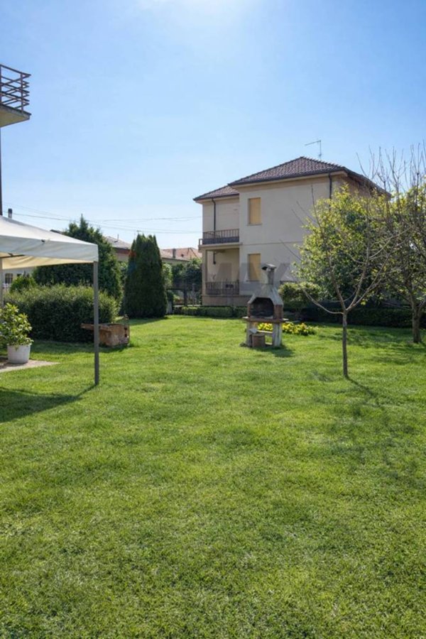 casa indipendente in vendita a Carpignano Sesia
