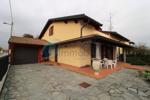 casa indipendente in vendita a Casalino in zona Cameriano