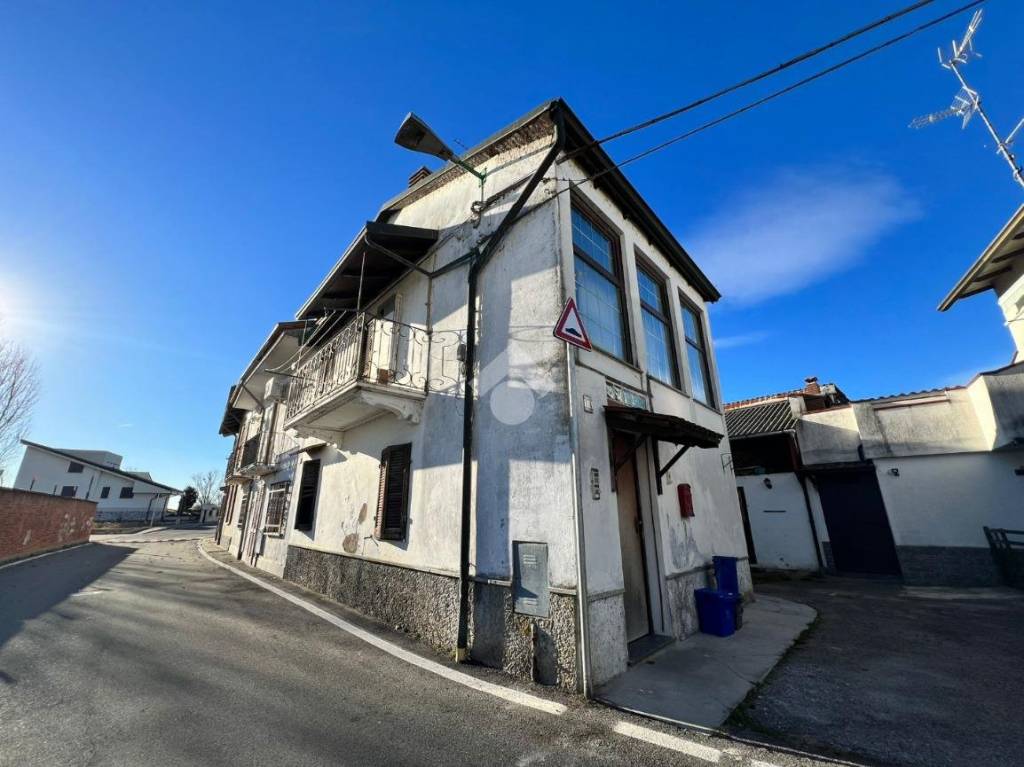 casa indipendente in vendita a Casalino in zona Cameriano
