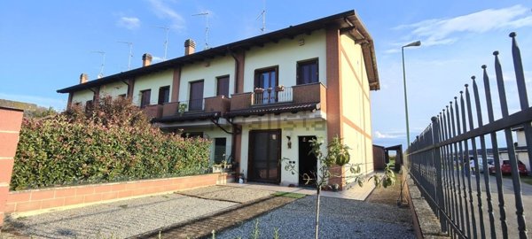 casa indipendente in vendita a Casalino in zona Orfengo