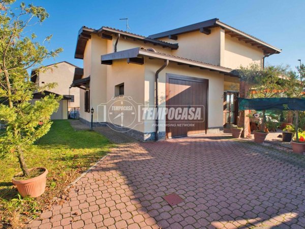 casa indipendente in vendita a Casalvolone