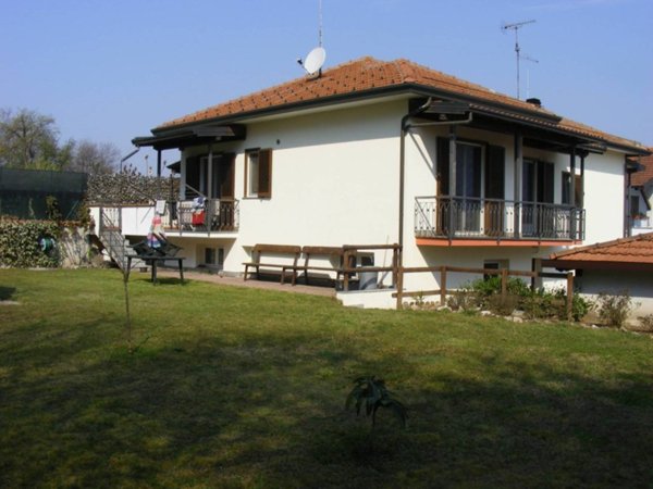 casa indipendente in vendita a Castelletto sopra Ticino in zona Beati