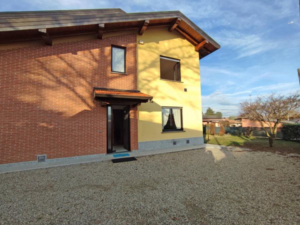 casa indipendente in vendita a Castelletto sopra Ticino in zona Glisente