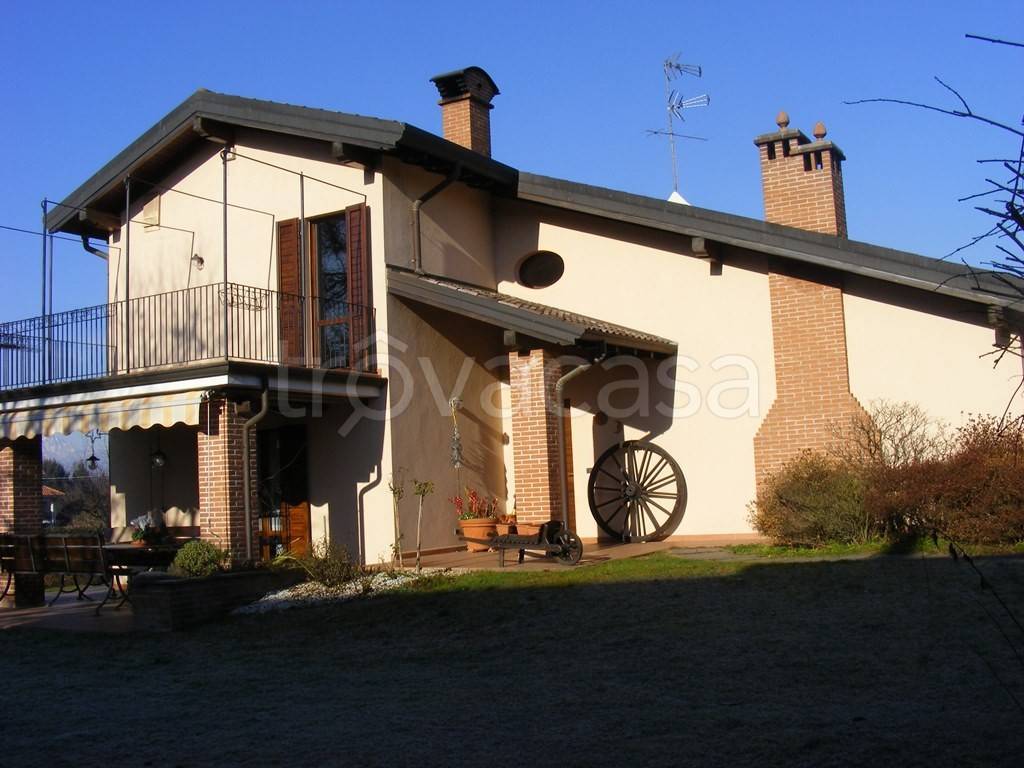 casa indipendente in vendita a Castelletto sopra Ticino in zona Aronco
