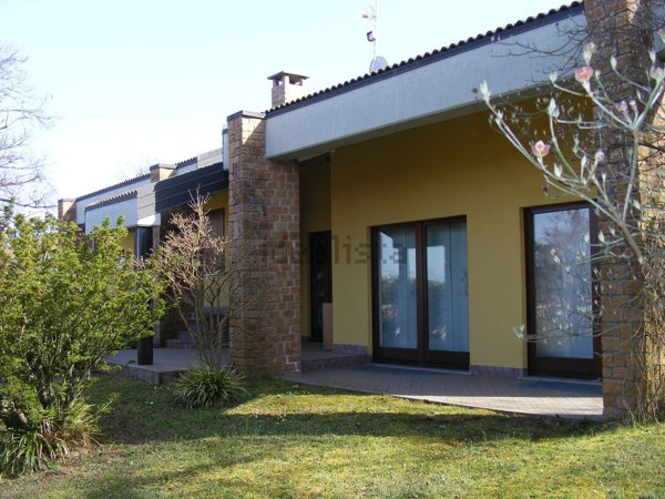 casa indipendente in vendita a Castelletto sopra Ticino