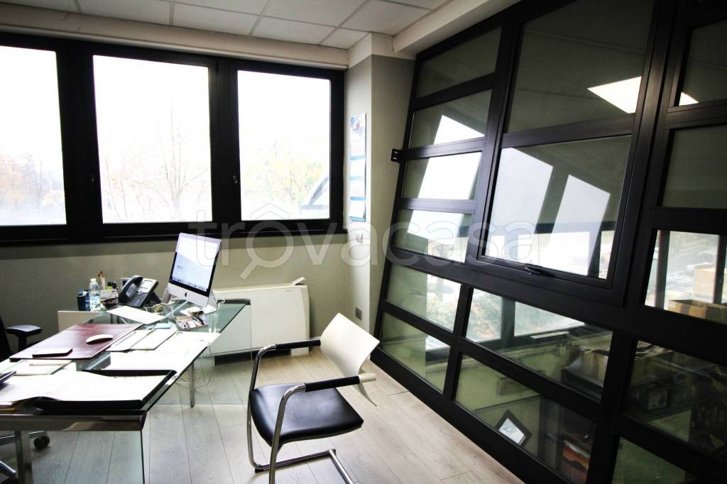 locale commerciale in vendita a Castelletto sopra Ticino in zona Aronco