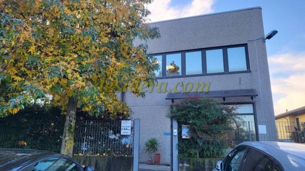 locale commerciale in vendita a Castelletto sopra Ticino