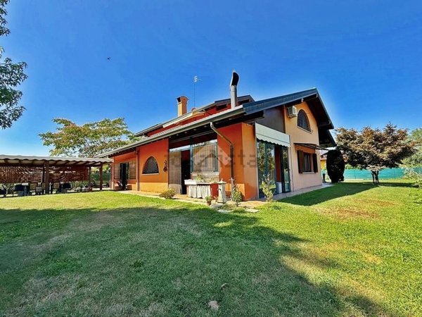 casa indipendente in vendita a Castelletto sopra Ticino