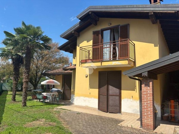 casa indipendente in vendita a Castelletto sopra Ticino
