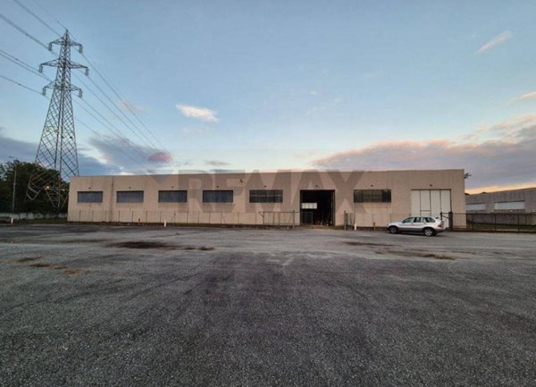 capannone in vendita a Castelletto sopra Ticino