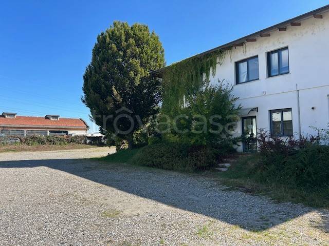 capannone in vendita a Castelletto sopra Ticino