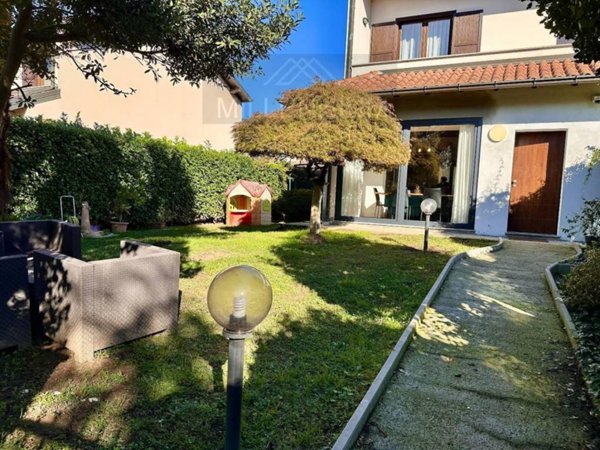 casa indipendente in vendita a Castelletto sopra Ticino in zona Beati