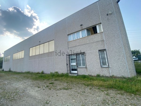 capannone in vendita a Castelletto sopra Ticino