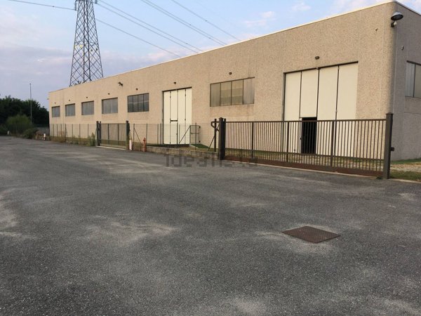 capannone in vendita a Castelletto sopra Ticino