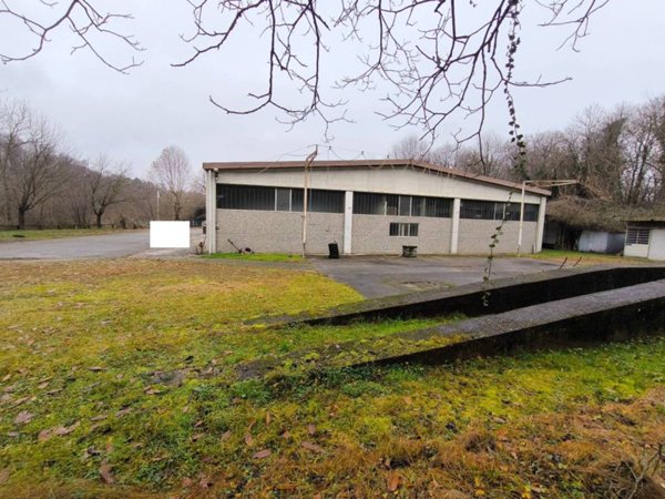 locale commerciale in vendita a Castelletto sopra Ticino in zona Glisente