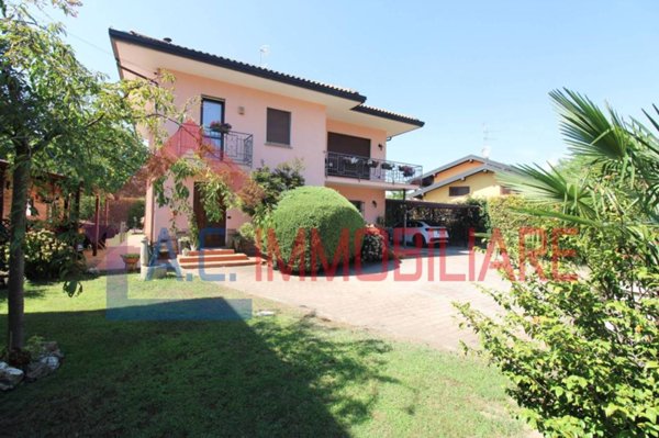 casa indipendente in vendita a Castelletto sopra Ticino