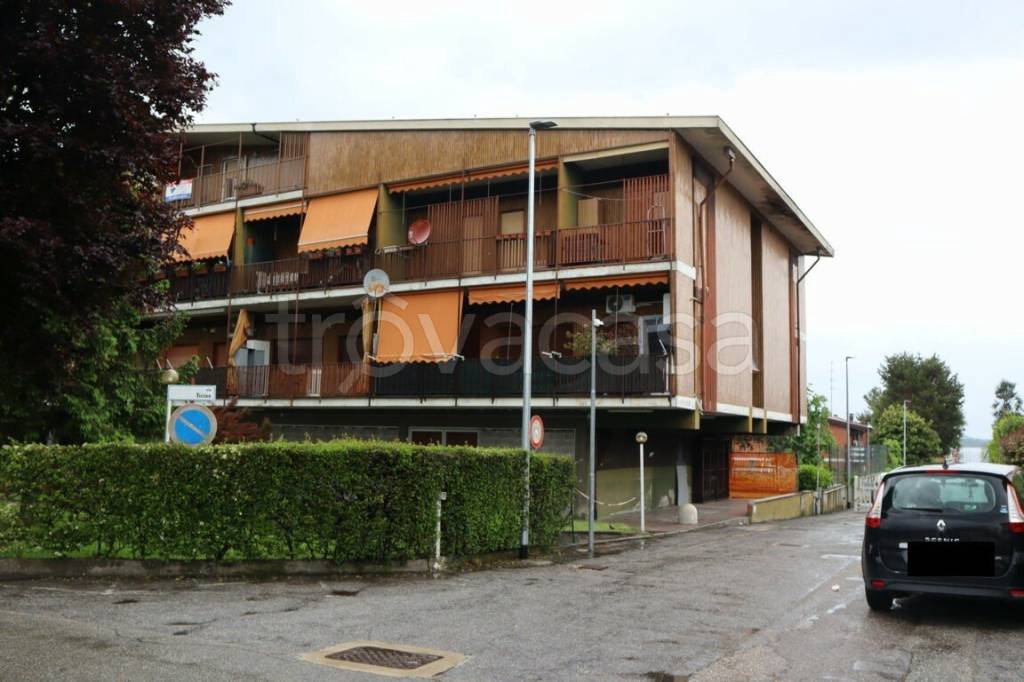 negozio in vendita a Castelletto sopra Ticino