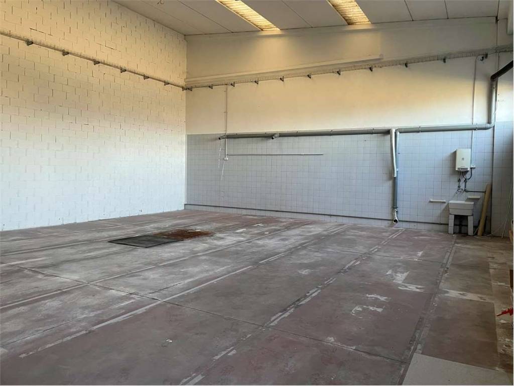 locale commerciale in vendita a Castelletto sopra Ticino