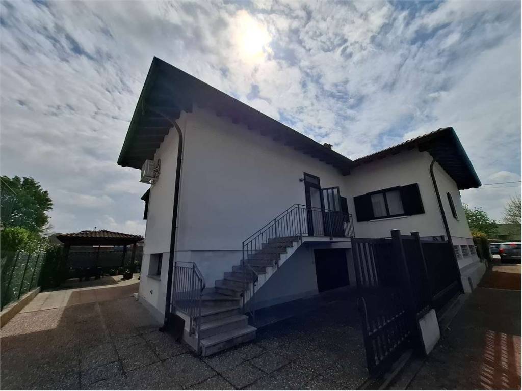 casa indipendente in vendita a Castelletto sopra Ticino