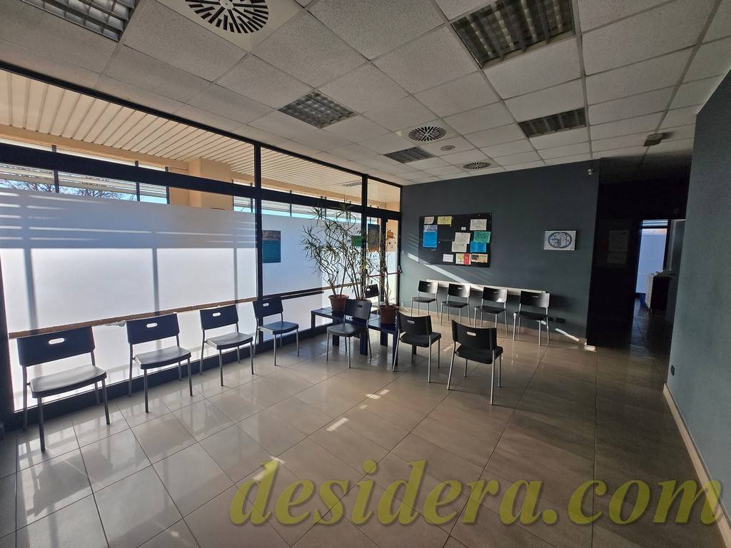 ufficio in vendita a Castelletto sopra Ticino in zona Aronco