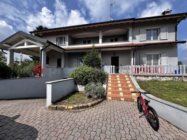 casa indipendente in vendita a Castelletto sopra Ticino in zona Glisente