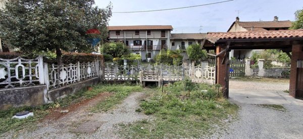 pentavano in vendita a Castelletto sopra Ticino in zona Glisente