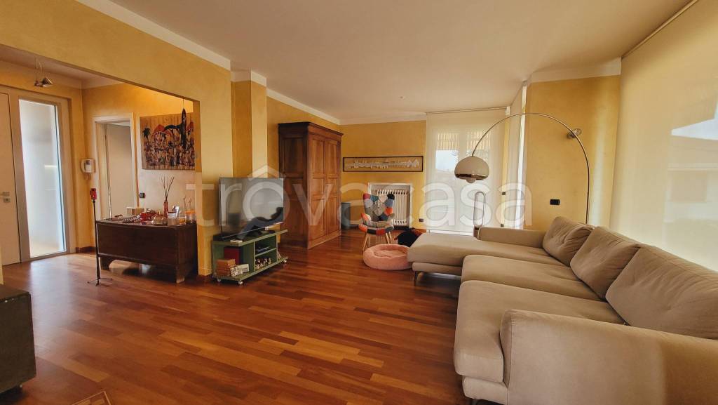 casa indipendente in vendita a Castelletto sopra Ticino in zona Landa