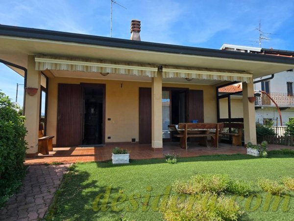 casa indipendente in vendita a Castelletto sopra Ticino in zona Landa