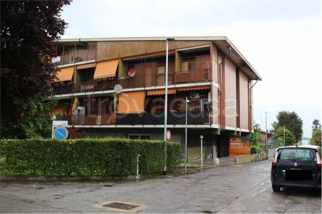 negozio in vendita a Castelletto sopra Ticino