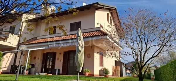 casa indipendente in vendita a Cavallirio