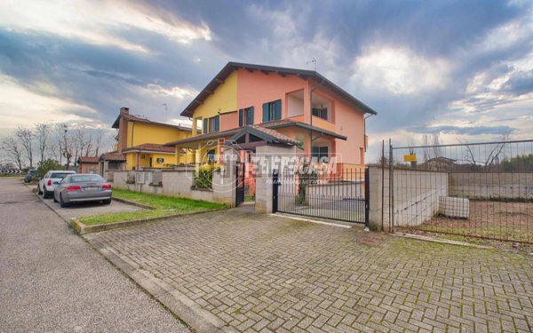 casa indipendente in vendita a Cerano