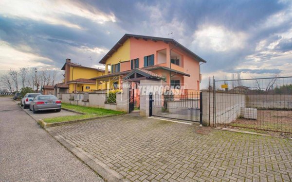 casa indipendente in vendita a Cerano