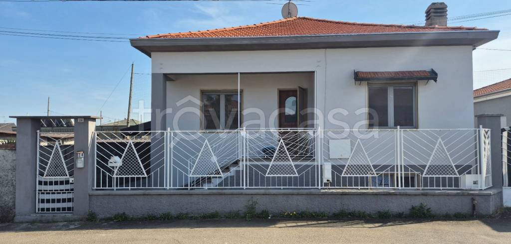 casa indipendente in vendita a Cerano