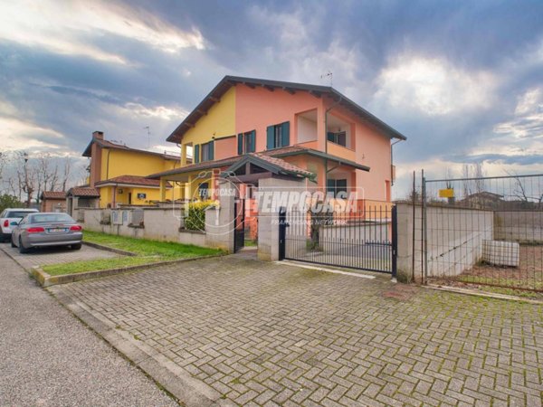 casa indipendente in vendita a Cerano